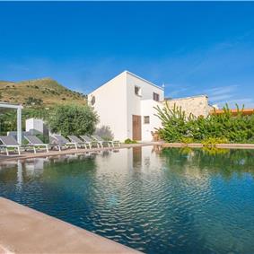 4 bedroom villa with infinity pool, Alcamo, sleeps 6-8